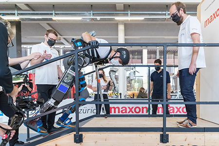 Cybathlon ist ein Non-Profit-Projekt der ETH Z&uuml;rich, bei dem Entwicklerteams weltweit Assistenztechnologien gemeinsam mit und f&uuml;r Menschen mit Beeintr&auml;chtigung entwickeln und sich gegenseitig alle vier Jahre an Wettk&auml;mpfen herausfordern